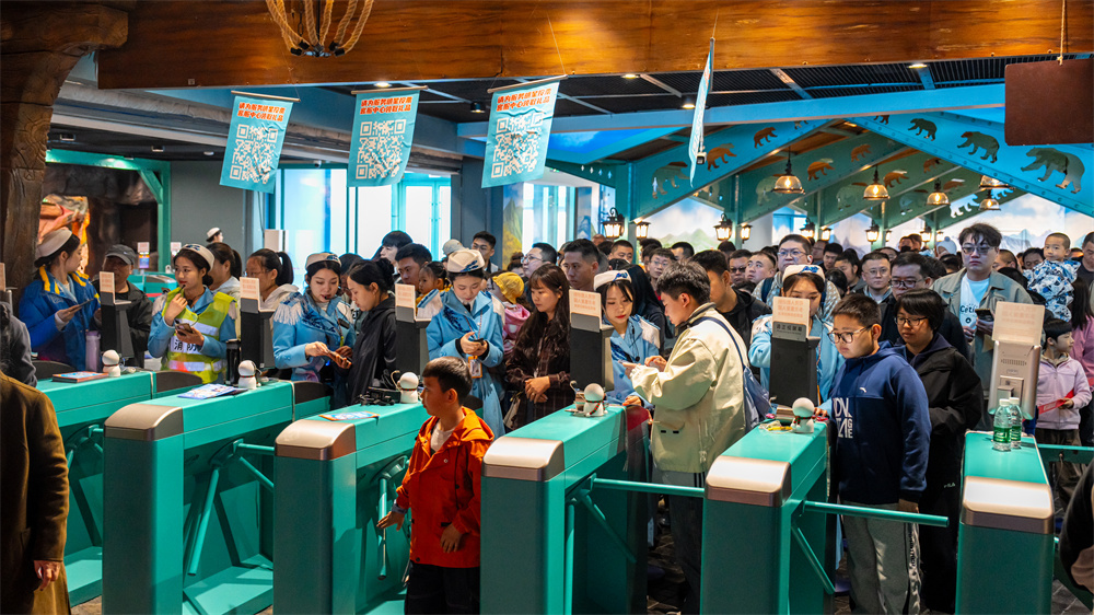园“五一”首日游客破万九游会J9哈尔滨极地公(图5)