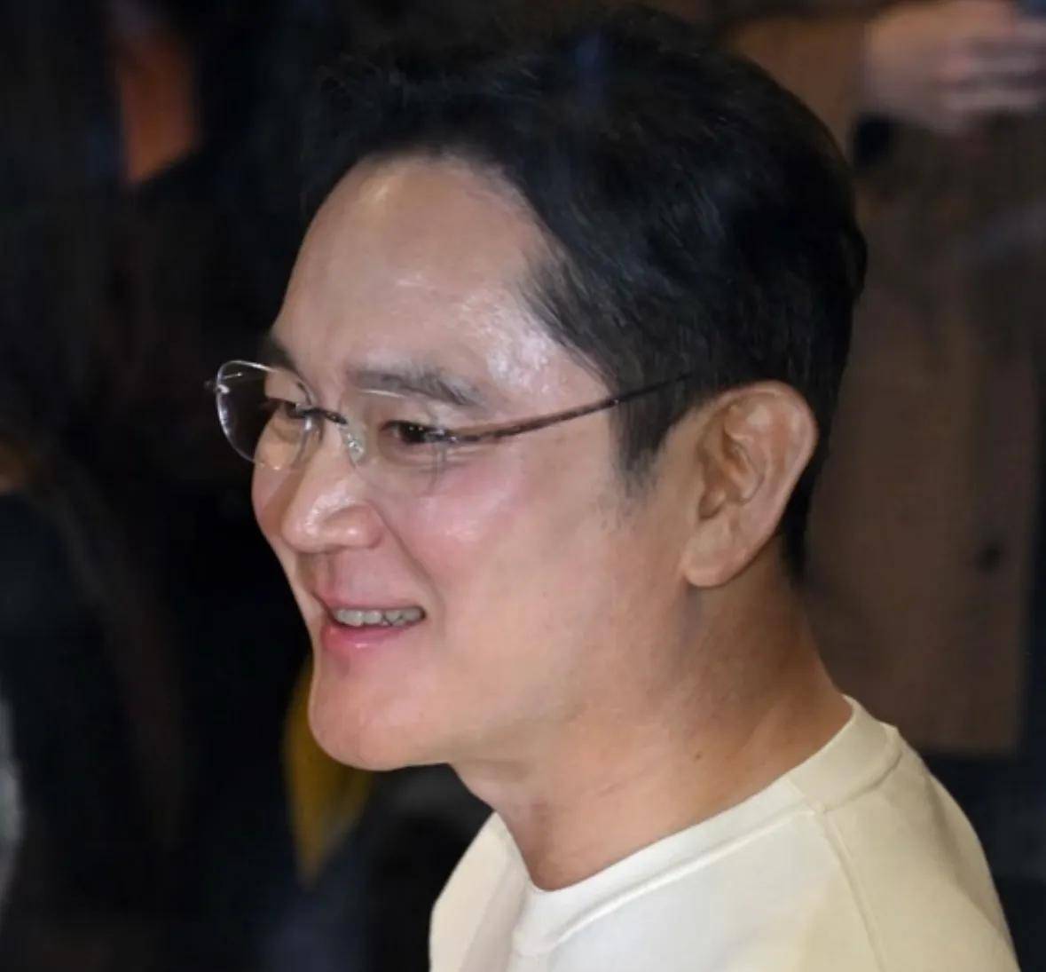 仁勋！喝啤酒吃炸鸡很尽兴最爱路边摊的财阀