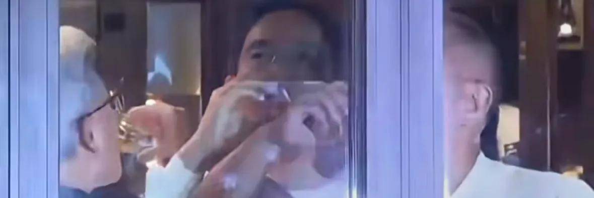 仁勋！喝啤酒吃炸鸡很尽兴最爱路边摊的财阀j9九游会(中国)网站三星会长李在镕请黄(图2)