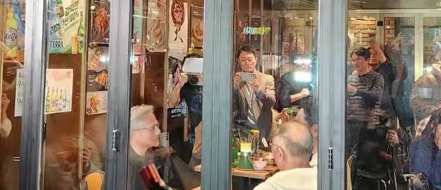 仁勋！喝啤酒吃炸鸡很尽兴最爱路边摊的财阀j9九游会(中国)网站三星会长李在镕请黄(图4)