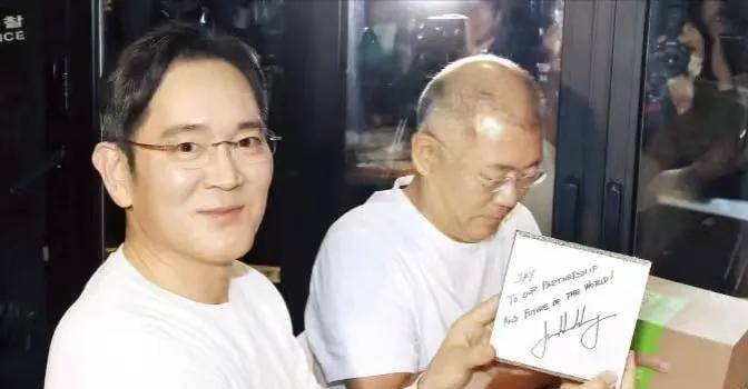 仁勋！喝啤酒吃炸鸡很尽兴最爱路边摊的财阀j9九游会(中国)网站三星会长李在镕请黄(图8)