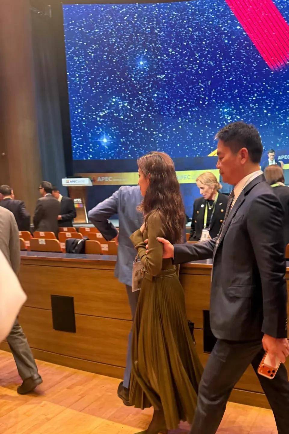 仁勋！喝啤酒吃炸鸡很尽兴最爱路边摊的财阀j9九游会(中国)网站三星会长李在镕请黄(图13)