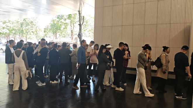 ”均价2444万㎡的深圳豪宅现场爆了！j9九游会真人第一品牌“价格定便宜了？(图2)